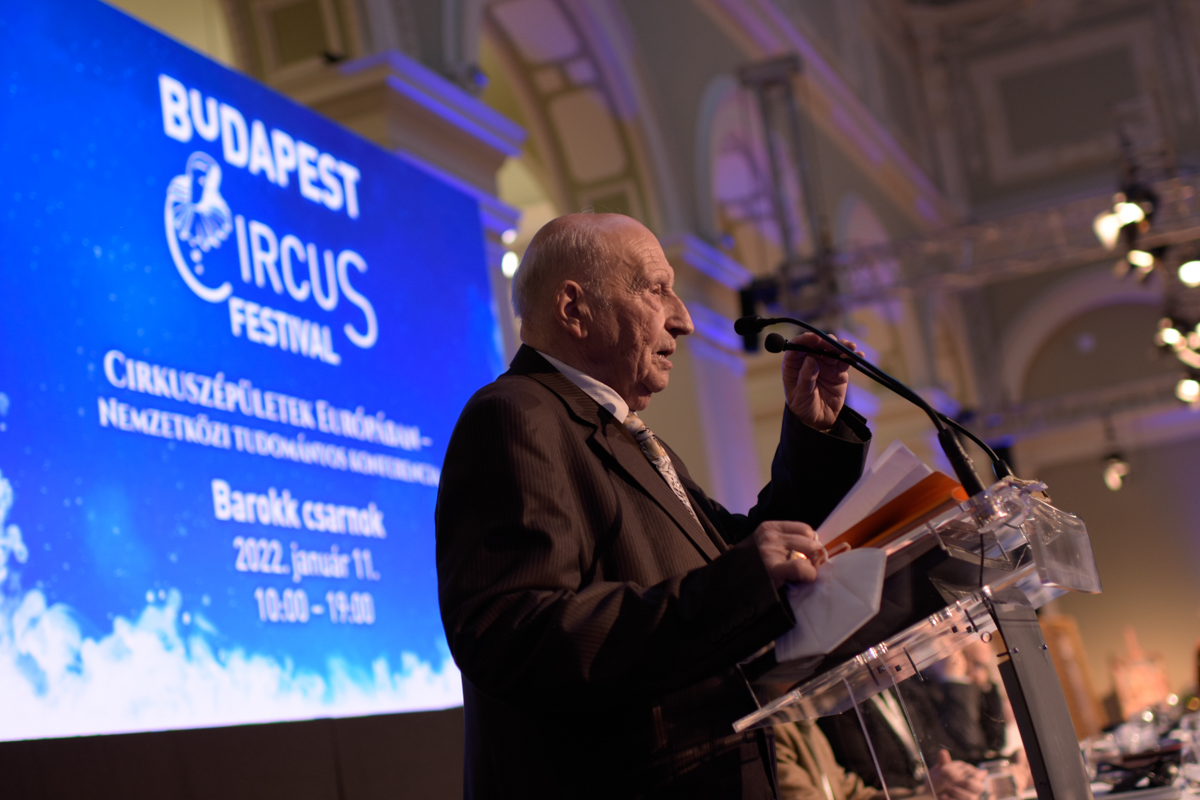 A konferenciát dr. Alain Frére, a Monte-Carlói nemzetközi cirkuszfesztivál társ-alapítója és művészeti tanácsadója nyitotta meg.